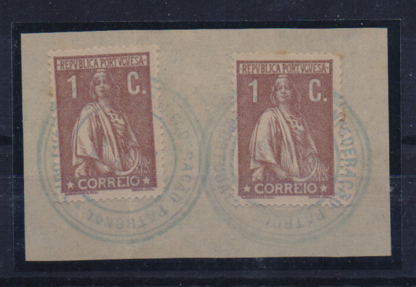 1054.jpg -     Lote:    1054            Portugal       Descrição:         Marcas da greve dos correios. 1917/20 &mdash; Ceres. Fragmento com dois selos de 1C castanho CE221, obliterados com carimbo batido a azul "CONFEDERAÇÃO PATRONAL / GREVE DOS CORREIOS".         FRG       Valor Base:     &euro; 10,00     Valor Venda:     &euro; 14,00       