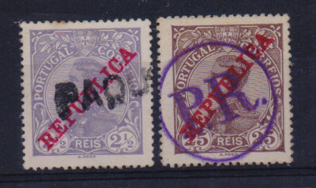 1056.jpg -     Lote:    1056            Portugal       Descrição:         1910 &mdash; D. Manuel II com sobrecarga REPUBLICA. Lote de dois selos de 2 &frac12; e 25 reis (CE170 e 175) obliterados respectivamente com "PAQUEBOT" e "P.R.".         O       Valor Base:     &euro; 5,00     Valor Venda:     &euro; 5,00       