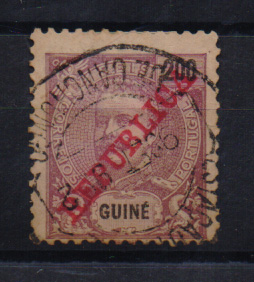 1085.jpg -     Lote:    1085            Guiné       Descrição:         Carimbos circulares datados. 1911 &mdash; D. Carlos I Mouchon. CE109, 200 reis obliterado com carimbo batido a preto "ESTAÇÃO POSTAL / DE CACHUNGO".         O       Valor Base:     &euro; 8,00     Valor Venda:     &euro; 32,00       