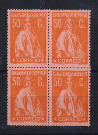 1233.jpg -     Lote:    1233            Portugal       Descrição:         1912 &mdash; Ceres. CE219, 50C laranja s/ salmão, denteado 15x14, papel porcelana médio. Quadra. Valor de catálogo &euro; 312,00.         ***       Valor Base:     &euro; 30,00     Valor Venda:     &euro; 55,00       
