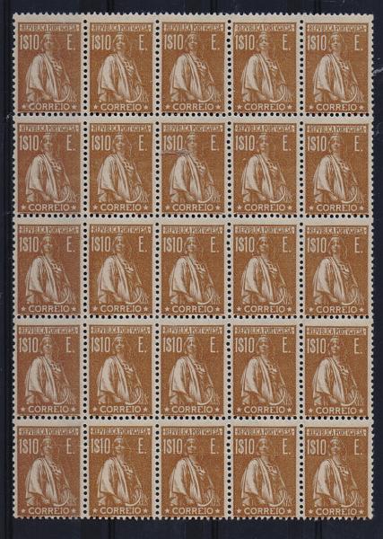 1248.jpg -     Lote:    1248            Portugal       Descrição:         1920/22 &mdash; Ceres. CE249, 1$10 sépia. Bloco de 25 selos. Valor de catálogo &euro; 325,00.         ***       Valor Base:     &euro; 32,00     Valor Venda:     &euro; 42,00       