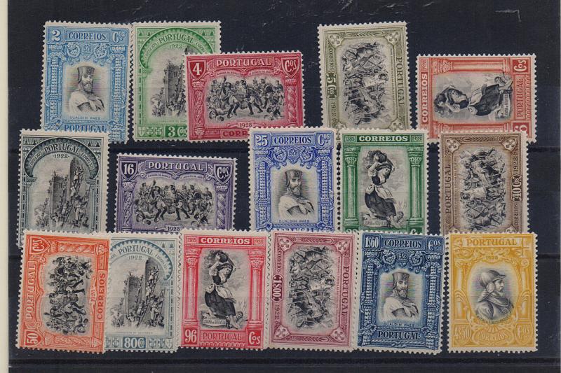 1276.jpg -     Lote:    1276            Portugal       Descrição:         1928 &mdash;Independência de Portugal * 3.ª emissão. CE435/450. Série completa. Alguns selos sem sinal de charneira como os de 1$00 e 4$50.         **       Valor Base:     &euro; 35,00     Valor Venda:     Retirado     
