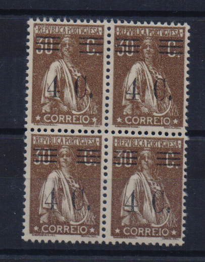 1280.jpg -     Lote:    1280            Portugal       Descrição:         1928/29 &mdash; Ceres, com sobretaxa. CE452, 4C s/ 30C. Quadra em denteado 12x11 &frac12;, papel liso. Um dos selos com variedade de cliché MM-II e barramento tipo IX.         ***       Valor Base:     &euro; 15,00     Valor Venda:     &euro; 16,00       