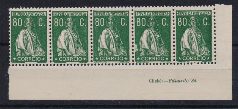 1297.jpg -     Lote:    1297            Portugal       Descrição:         1930 &mdash; Ceres. Gravura retocada. CE507, 80c verde. Tira horizontal de 5 selos, canto de folha. Variedade de cliché não catalogada no 4.º selo.         ***       Valor Base:     &euro; 12,00     Valor Venda:     &euro; 22,00       