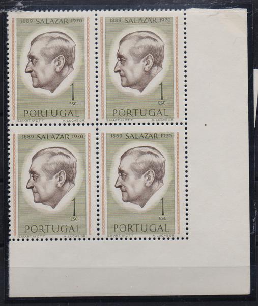 1348.jpg -     Lote:    1348            Portugal       Descrição:         1971 &mdash; Presidente Salazar. CE1106, 1$00. Quadra canto de folha em denteado 12. Valor de catálogo &euro; 756,00.         ***       Valor Base:     &euro; 75,00     Valor Venda:     &euro; 100,00       