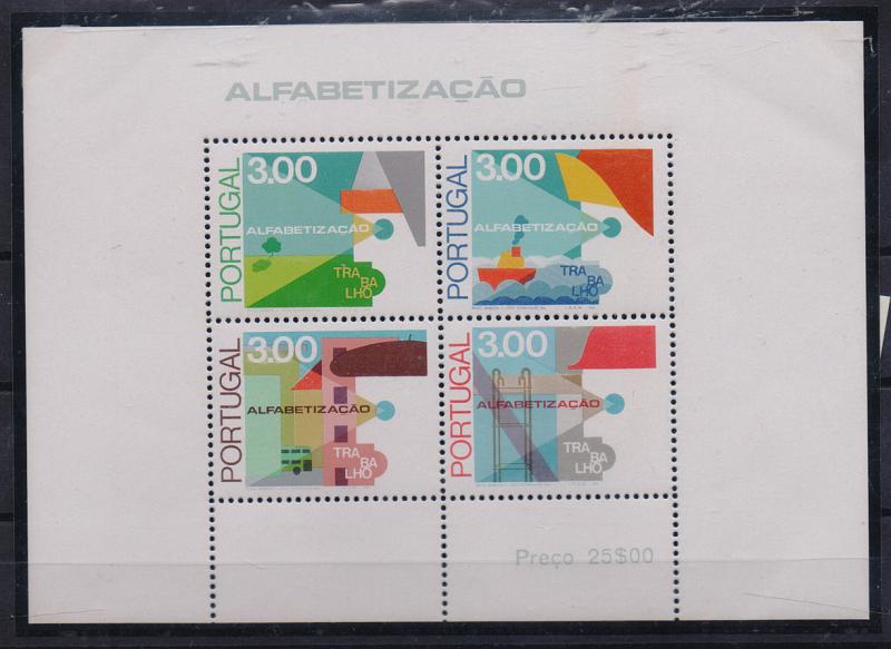 1413.jpg -     Lote:    1413            Portugal       Descrição:         1975 &mdash; Alfabetização. CE BLC18A (2.ª tiragem). Valor de catálogo &euro; 52,50.         BLC***       Valor Base:     &euro; 12,00     Valor Venda:     &euro; 20,00       