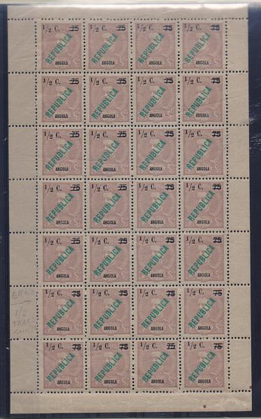 1481.jpg -     Lote:    1481            Angola       Descrição:         1919 &mdash; D. Carlos I tipo Mouchon, com sobrecarga REPUBLICA local e sobretaxa. CE192, &frac12; C s/ 75 reis. Folha completa com 28 selos. 15.º selo com traço partido e 1.º e 4.º selos com "2" diferente. Valor de catálogo &euro; 133.40.         ***       Valor Base:     &euro; 25,00     Valor Venda:     &euro; 30,00       