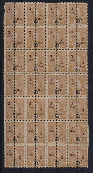1527.jpg -     Lote:    1527            Índia       Descrição:         1911/13 &mdash; D. Carlos I Mouchon. Selos de 1903, com perfuração a meio. Sobrecarga tipo A. CE235, 3 reis s/ 2 &frac12; reis castanho amarelo. Folha completa com 28 selos perfurados ao meio. Um selo com "S" invertido.         *       Valor Base:     &euro; 20,00     Valor Venda:     &euro; 30,00       