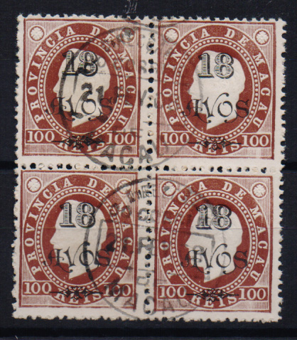 1542.jpg -     Lote:    1542            Macau       Descrição:         1902 &mdash; D. Luís I, fita direita, com sobretaxa. CE108, 18 avos s/ 100 reis castanho-amarelo, denteado 12 &frac12;. Quadra. Valor de catálogo &euro; 56,00.         O       Valor Base:     &euro; 15,00     Valor Venda:     &euro; 15,00       