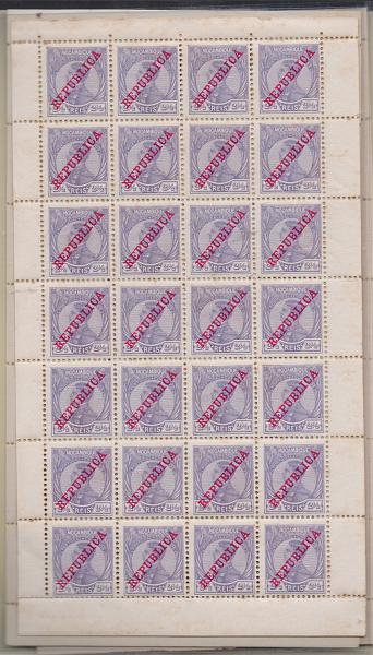 1556.jpg -     Lote:    1556            Moçambique       Descrição:         1911 &mdash; D. Manuel II, com sobrecarga REPUBLICA. CE118, 122/123. Lote com três folhas completas de 28 selos, dos valores de 2 172, 25 e 50 reis (sem goma). Alguns pontos d óxido no verso.         ***/*       Valor Base:     &euro; 20,00     Valor Venda:     &euro; 20,00       