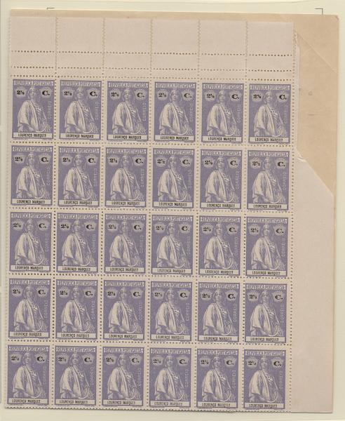 1558.jpg -     Lote:    1558            Moçambique       Descrição:         1914 &mdash; Ceres. CE122, 2 &frac12; C violeta, papel porcelana, denteado 15x14. Folha completa com 100 selos, com defeito no denteado no bordo superior. Valor de catálogo &euro; 330,00.         ***       Valor Base:     &euro; 30,00     Valor Venda:     &euro; 34,00       