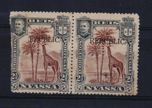 1614.jpg -     Lote:    1614            Companhia do Niassa       Descrição:         1918 &mdash; D. Carlos I, com sobretaxa e sobrecarga REPUBLICA, tipografada localmente. CE64, &frac14; C s/ 2 &frac12; reis. Par horizontal. Um dos selos incompleto. Selo sem goma e pontos de óxido. Lote a ver.         *       Valor Base:     &euro; 40,00     Valor Venda:     Retirado     