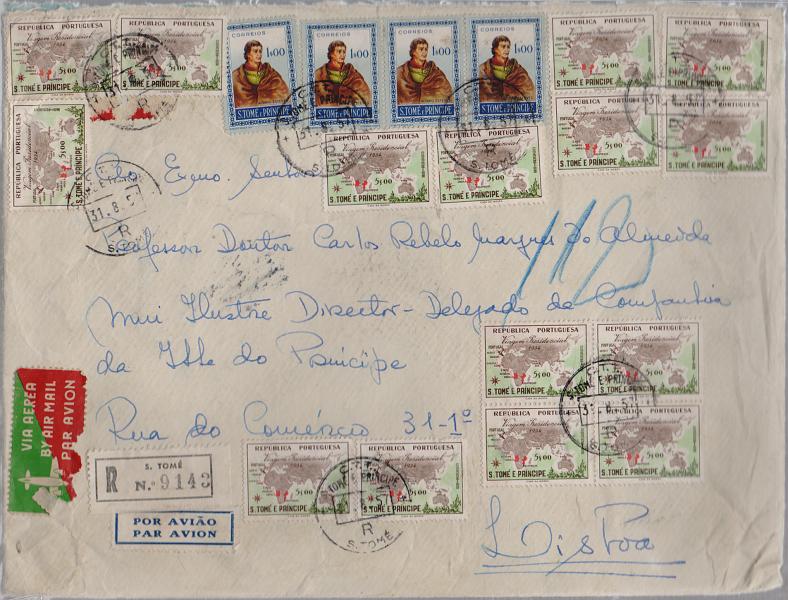 1630.jpg -     Lote:    1630            S. Tomé e Príncipe       Descrição:         1952/54 &mdash; Navegadores + Viagem Presidencial. Sobrescrito de grandes dimensões com 19 selos, circulado registado de S. Tomé (31.08.57) com 4 selos de 1$00 CE356 + 13 selos de 5$00 CE365.         Carta       Valor Base:     &euro; 25,00     Valor Venda:     Retirado     