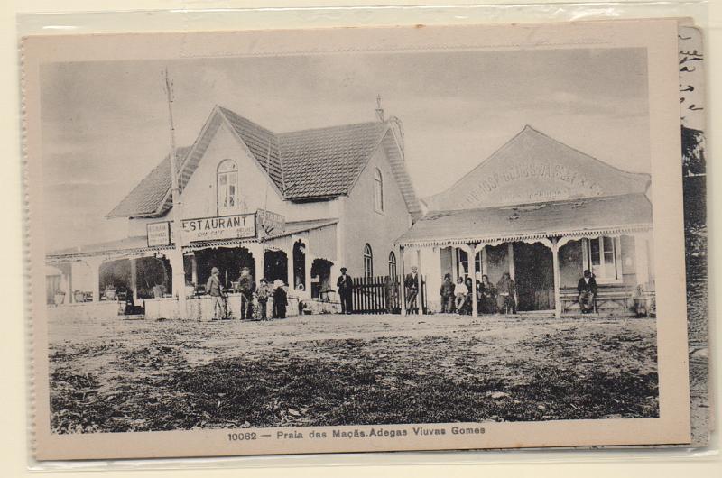 1921.jpg -     Lote:    1921      Lotes pelo Correio              Descrição:         Praia das Maças. Lote de três postais ilustrados: Adegas Viúvas Gomes, Barcelos e Ornamentos da Casa Braga & Irmão (S. Thomé).         PI       Valor Base:     &euro; 15,00     Valor Venda:     Retirado     