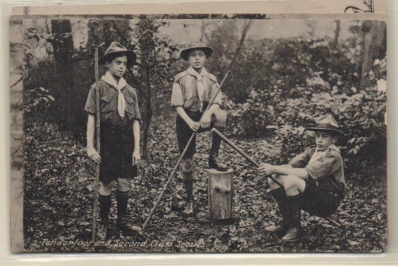 1933.jpg -     Lote:    1933      Lotes pelo Correio              Descrição:         Temática Escutismo. Lote de 4 postais ilustrados e assinados por Nevell em 1924.         PI       Valor Base:     &euro; 12,00     Valor Venda:     Retirado     