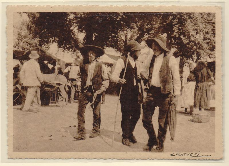 1943.jpg -     Lote:    1943      Lotes pelo Correio              Descrição:         Feiras e mercados. Sintra &mdash; Três cavalheiros (cliché E. Portugal). Novo.         PI       Valor Base:     &euro; 10,00     Valor Venda:     Retirado     