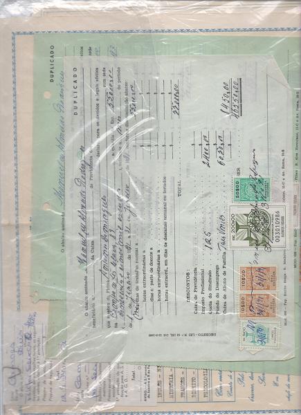 1987.jpg -     Lote:    1987      Lotes pelo Correio              Descrição:         Fiscais. Portugal. Lote com 6 documentos selados (3 Diplomas + 3 Recibos), com Estampilhas Fiscais diversas Incluindo 100, 300, 400 e 1000 Esc. da emissão de 1940 (PB 1417, 1419/20 e 1422) e 200, 300, 400 e 1000 Esc (par) da emissão de 1990 (PB 1443/45 e 1447). Valor de catálogo (só selos), aproximadamente &euro; 100,00.         Lote       Valor Base:     &euro; 8,00     Valor Venda:     &euro; 12,00       