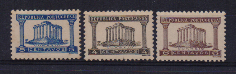 2058.jpg -     Lote:    2058      Lotes pelo Correio              Descrição:         1935/36 &mdash; Templo de Diana. CE565/67. Selos com "acento" na letra "U" de REPUBLICA. Dois selos com pontos de óxido no verso.         ***       Valor Base:     &euro; 5,00     Valor Venda:     &euro; 5,00       