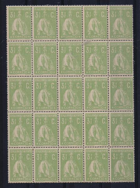 2186.jpg -     Lote:    2186      Lotes pelo Correio       Portugal       Descrição:         1917/20 &mdash; Ceres. CE225, 3 &frac12; c verde amarelo, papel liso, denteado 15x14. Bloco com 25 selos. Valor de catálogo &euro; 25,00.         ***       Valor Base:     &euro; 5,00     Valor Venda:     Retirado     