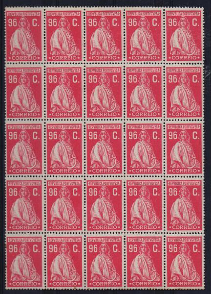2221.jpg -     Lote:    2221      Lotes pelo Correio       Portugal       Descrição:         1936 &mdash; Ceres. Emissão Londres. CE411. 96C vermelho. Bloco com 25 selos. Valor de catálogo &euro; 160,00.         ***       Valor Base:     &euro; 15,00     Valor Venda:     &euro; 15,00       