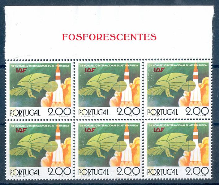 2334.jpg -     Lote:    2334      Lotes pelo Correio       Portugal       Descrição:         1975 &mdash; 26.º Congresso da IAF, em Lisboa. CE1261, 2$00. Bloco de 6 selos, bordo de folha, com tarja fosforescente. Valor de catálogo &euro; 89,00.         ***       Valor Base:     &euro; 15,00     Valor Venda:     Retirado     