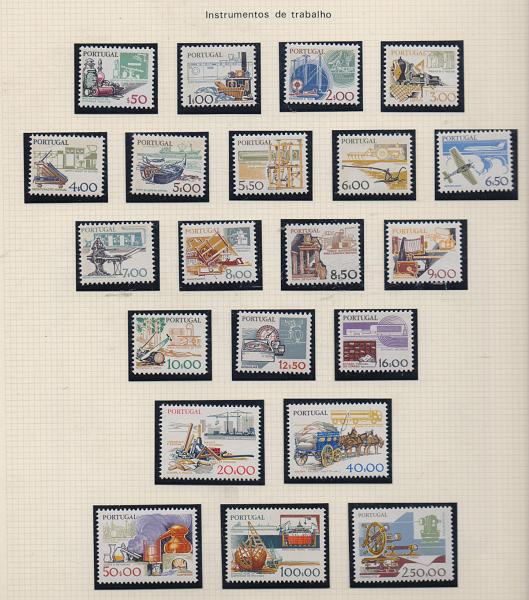 2343.jpg -     Lote:    2343      Lotes pelo Correio       Portugal       Descrição:         1978/82 &mdash; Instrumentos do Trabalho. CE1358/79. Série completa, incluindo CE1074 (20$00) com fósforo curto e fósforo comprido + Boletim de Expedição com selos de $50, 2x16$00, 6x100,00 e 2x250$00. Valor de catálogo &euro; 55,00.         ***       Valor Base:     &euro; 10,00     Valor Venda:     Retirado     