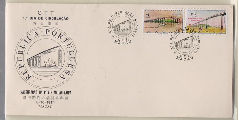 2555.jpg -     Lote:    2555      Lotes pelo Correio       Macau       Descrição:         1971/74 &mdash; Ponte Macau-Taipa + Dragão e Leão + Lusíadas. Lote de 3 FDC's + Sobrescrito comemorativo do XVII Grande Prémio de Macau.         FDC       Valor Base:     &euro; 5,00     Valor Venda:     &euro; 12,00       