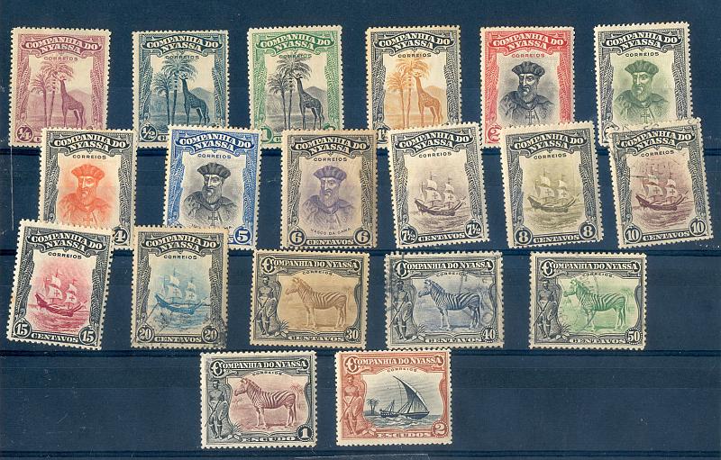 2599.jpg -     Lote:    2599      Lotes pelo Correio       Companhia do Niassa       Descrição:         192&frac12;3 &mdash; Motivos diversos. CE 106/124. Novos com charneira, excepto 117, 119, 12&frac12;2. 1924 &mdash; Selos de Porteado. Motivos diversos. Série completa nova com charneira. CE 1/9. Alguns selos com defeitos. Valor de catálogo &euro; 36,00.         **       Valor Base:     &euro; 5,00     Valor Venda:     Retirado     