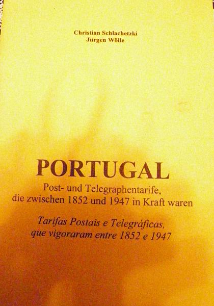 2671.jpg -     Lote:    2671      Lotes pelo Correio              Descrição:         "Portugal. Post-und Telegraphentarife, die zwischen 1852 und 1947 in Kraft waren &mdash; Tarifas Postais e Telegráficas que vigoraram entre 1852 e 1947", de Christian Schlachetzki e Jürgen Wölle.         Livro        Valor Base:     &euro; 3,00     Valor Venda:     &euro; 12,00       