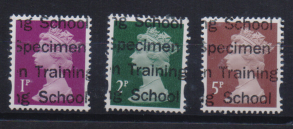 2738.jpg -     Lote:    2738      Lotes pelo Correio              Descrição:         Reino Unido. Rainha Elizabeth II. Lote de 3 selos de 1p, 2p e 5p, com sobrecarga "SPECIMEN TRAINING SCHOOL".         PRV       Valor Base:     &euro; 8,00     Valor Venda:     Retirado     
