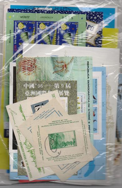 2833.jpg -     Lote:    2833      Lotes pelo Correio              Descrição:         Estrangeiro. Lote com dezenas de blocos de vários países usados. Lote a ver.         Lote       Valor Base:     &euro; 10,00     Valor Venda:     &euro; 10,00       