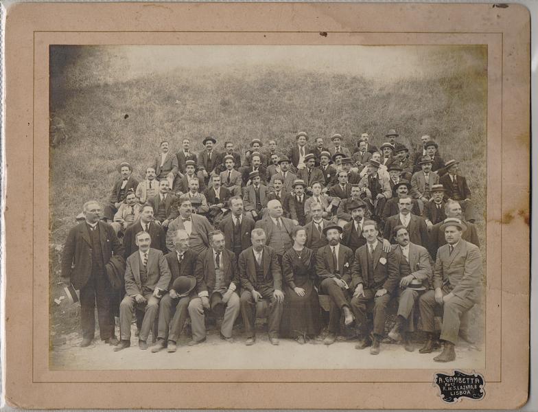 0201.jpg -     Lote:    201      J. M. Castanheira da Silveira             Descrição:         Fotografia de 1917 com o pessoal da Administração Geral dos Correios e Telégrafos presos no Forte de Caxias, devido à greve dos telégrafos.        Foto       Valor Base:     &euro; 15,00     Valor Venda:     &euro;      