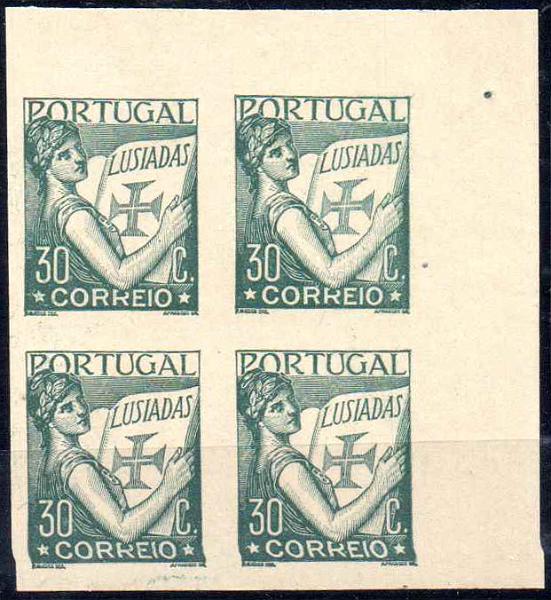 0794.jpg -     Lote:    794                   Descrição:         1933 &mdash; Lusíadas. CE544, 30c. Quadra de provas não denteadas, canto de folha, na cor verde-escuro (cor aprovada), papel pontinhado, gomado.        PRV       Valor Base:     &euro; 10,00     Valor Venda:     &euro;      