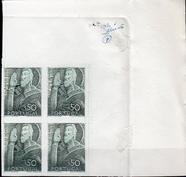 0817.jpg -     Lote:    817                   Descrição:         1948 &mdash; 3.º Centenário do Nascimento de S. João de Deus. CE692, $50. Quadra de provas de artista, canto de folha, em verde oliva, não denteadas, em papel porcelana, impressa a talhe doce, com inscrição marginal "Chª n.º 1" e assinatura do gravador Renato Araújo (4). MB e MR.        PRV       Valor Base:     &euro; 25,00     Valor Venda:     &euro;      