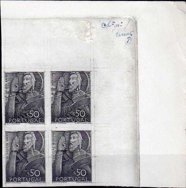 0818.jpg -     Lote:    818                   Descrição:         1948 &mdash; 3.º Centenário do Nascimento de S. João de Deus. CE692, $50. Quadra de provas de artista, canto de folha, em preto, não denteadas, em papel porcelana, impressa a talhe doce, com inscrição marginal "Chª n.º 1" e assinatura do gravador Renato Araújo (1). MB e MR.        PRV       Valor Base:     &euro; 25,00     Valor Venda:     &euro;      