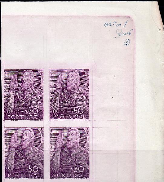 0820.jpg -     Lote:    820                   Descrição:         1948 &mdash; 3.º Centenário do Nascimento de S. João de Deus. CE692, $50. Quadra de provas de artista, canto de folha, em violeta, não denteadas, em papel porcelana, impressa a talhe doce, com inscrição marginal "Chª n.º 1" e assinatura do gravador Renato Araújo (3). MB e MR.        PRV       Valor Base:     &euro; 25,00     Valor Venda:     &euro;      
