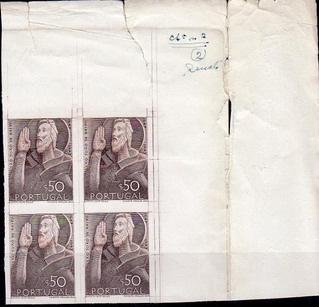 0821.jpg -     Lote:    821                   Descrição:         1948 &mdash; 3.º Centenário do Nascimento de S. João de Deus. CE692, $50. Quadra de provas de artista, canto de folha, em castanho, não denteadas, em papel porcelana, impressa a talhe doce, com inscrição marginal "Chª n.º 2" e assinatura do gravador Renato Araújo (2). MB e MR.        PRV       Valor Base:     &euro; 25,00     Valor Venda:     &euro;      