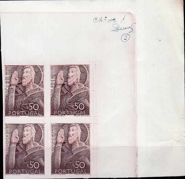 0838.jpg -     Lote:    838                   Descrição:         1948 &mdash; 3.º Centenário do Nascimento de S. João de Deus. CE692, $50. Quadra de provas de artista, canto de folha, em castanho, não denteadas, em papel porcelana, impressa a talhe doce, com inscrição marginal "Chª n.º 1" e assinatura do gravador Renato Araújo (2). MB e MR.        PRV       Valor Base:     &euro; 25,00     Valor Venda:     &euro;      