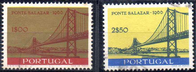 0961.jpg -     Lote:    961                   Descrição:         1966 &mdash; Ponte Salazar 1$00. Lote de dois selos: CE 979, 1$00 novo, CE980, 2$50, usado, com total falta da camada dourada.        ***/O       Valor Base:     &euro; 5,00     Valor Venda:     &euro;      