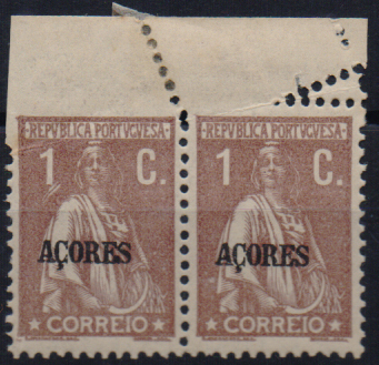 0989.jpg -     Lote:    989                   Descrição:         1918/21 &mdash; Ceres. Selos do Continente com sobrecarga "AÇORES". CE164, 1C castanho, denteado 11x12 &frac12;. Par horizontal com deslocação do denteado do bordo superior.        ***       Valor Base:     &euro; 5,00     Valor Venda:     &euro;      