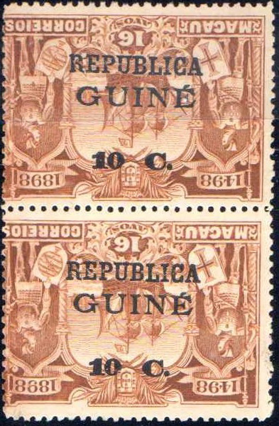 1009.jpg -     Lote:    1009                   Descrição:         1913 &mdash; 4.º Centenário do Descobrimento do Caminho Marítimo para a Índia. Selos de Macau com sobrecarga e sobretaxa. CE127, 10c s/ 100 reis. Par vertical com a sobrecarga e sobretaxa invertidas.        *       Valor Base:     &euro; 15,00     Valor Venda:     &euro;      