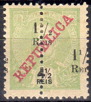 1018.jpg -     Lote:    1018                   Descrição:         1911/13 &mdash; D. Carlos I Mouchon, com sobrecarga REPUBLICA da Casa da Moeda, perfurados ao meio e com sobretaxa. CE243, 1 &frac12; reis s/ 4 &frac12; reis. Selo com a impressão deslocada da sobretaxa. Não catalogada.        *       Valor Base:     &euro; 12,00     Valor Venda:     &euro;      