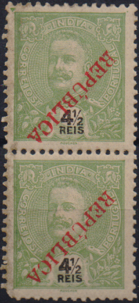 1022.jpg -     Lote:    1022                   Descrição:         1914 &mdash; D. Carlos I Mouchon, com sobrecarga REPUBLICA local. CE275, 4 &frac12; reis verde amarelo. Par vertical com a sobrecarga INVERTIDA, Um selo com canto curta.        **       Valor Base:     &euro; 20,00     Valor Venda:     &euro;      