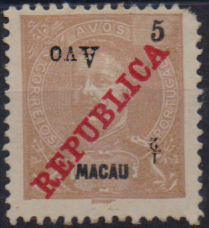 1027.jpg -     Lote:    1027                   Descrição:         1913 &mdash; D. Carlos I, com sobrecarga REPUBLICA da Casa da Moeda e sobretaxa. CE198, &frac12; avo s/ 5 avos. Selo com um dente curto e com a sobrecarga invertida. Valor de catálogo &euro; 60,00.        O       Valor Base:     &euro; 15,00     Valor Venda:     &euro;      