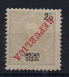 1037.jpg -     Lote:    1037                   Descrição:         1991 &mdash; D. Carlos I, com sobrecarga REPUBLICA da Casa da Moeda. CE103, 2 &frac12; reis cinzento. Selo com a sobrecarga invertida.        **       Valor Base:     &euro; 8,00     Valor Venda:     &euro;      