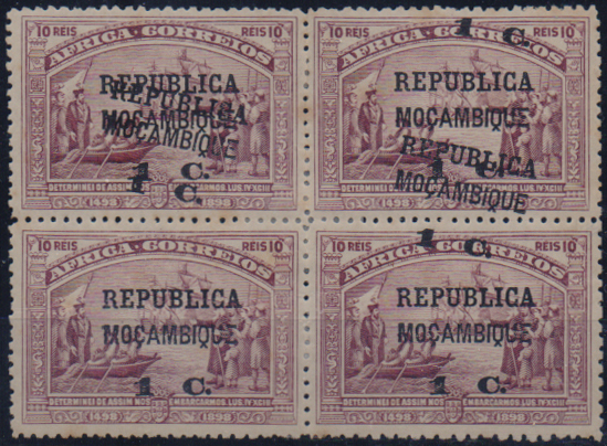 1039.jpg -     Lote:    1039                   Descrição:         1913 &mdash; 4.º Centenário do Descobrimento do Caminho Marítimo para a Índia, com sobrecarga REPUBLICA e sobretaxa sobre selos de África. CE131, 1c s/ 10 reis. Quadra com 3 selos com sobrecarga dupla, uma delas obliqua. MB e MR.        ***/**       Valor Base:     &euro; 125,00     Valor Venda:     &euro;      