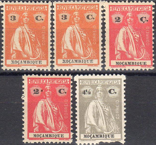 1042.jpg -     Lote:    1042                   Descrição:         1914/21 &mdash; Ceres. Lote composto por 5 selos: Dois selos de 2C carmim CE157, um com cedilha em "C" de "centavos" e outro com ponto depois de "2" + dois selos de 3C laranja, denteado 12x11 &frac12;, CE224 com legenda "XOÇAMBIQUE" (um dos selos com leve transparência) + selo de 4 &frac12; C, CE226 cinzento com "4" aberto * apenas um selo por folha (ligeiro defeito no denteado). Valor de catálogo &euro; 104,00.        **       Valor Base:     &euro; 20,00     Valor Venda:     &euro;      