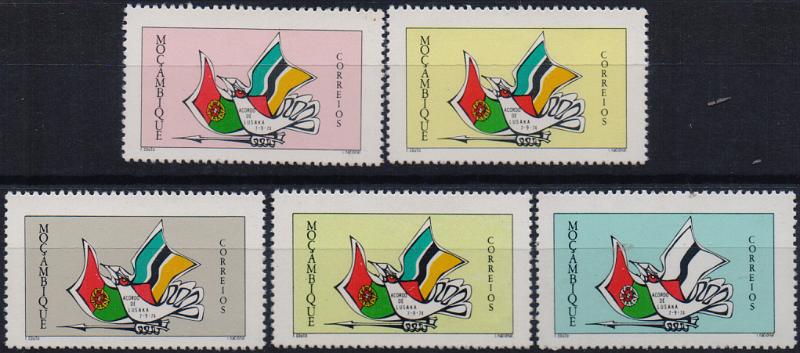 1048.jpg -     Lote:    1048                   Descrição:         1975 &mdash; Acordo de Lusaka. CE535/539. Série completa sem impressão da taxa.        ***       Valor Base:     &euro; 20,00     Valor Venda:     &euro;      
