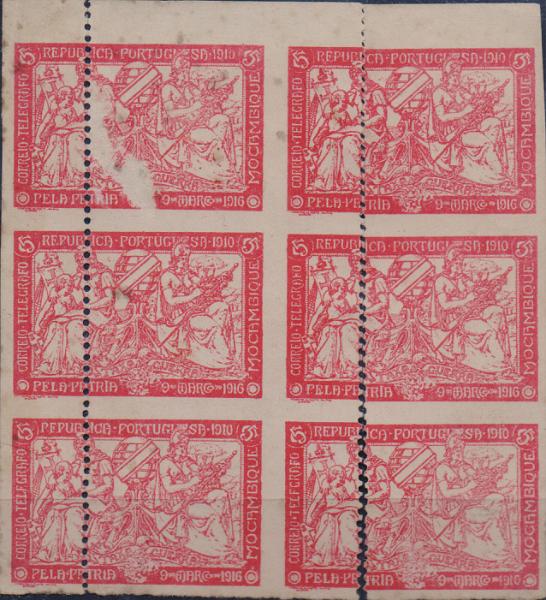1051.jpg -     Lote:    1051                   Descrição:         1916 &mdash; Imposto Postal, Taxa de Guerra, CE IP2, 5c carmim, Bloco com seis selos, não denteados na horizontal e com o denteado vertical deslocado.        *       Valor Base:     &euro; 15,00     Valor Venda:     &euro;      