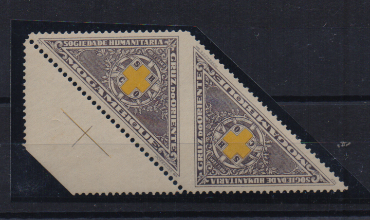 1066.jpg -     Lote:    1066                   Descrição:         1928 &mdash; Porte franco. Emblema da Sociedade Cruz do Oriente. CE PF21, amarelo e ardósia. Selos triangulares. Par, bordo de folha, com falta de denteado entre os selos.        ***       Valor Base:     &euro; 25,00     Valor Venda:     &euro;      